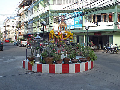 Soi Sathu Pradit 31 x Nakhon Thai Soi 10 - Yan Nawa - Bangkok - 1 May 2012 - 7:55